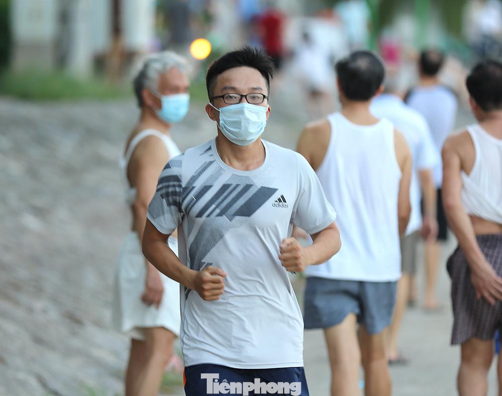 Trước đó, từ ngày 5-5 UBND TP Hà Nội tạm dừng một số dịch vụ và hoạt động tiềm ẩn nguy cơ cao lây nhiễm dịch bệnh COVID-19 như các rạp chiếu phim, các cơ sở dịch vụ spa, xông hơi; các hoạt động tập thể dục, thể thao, các sự kiện tập trung đông người tại khu vực công cộng, vườn hoa, công viên cho đến khi có chỉ đạo mới của TP.