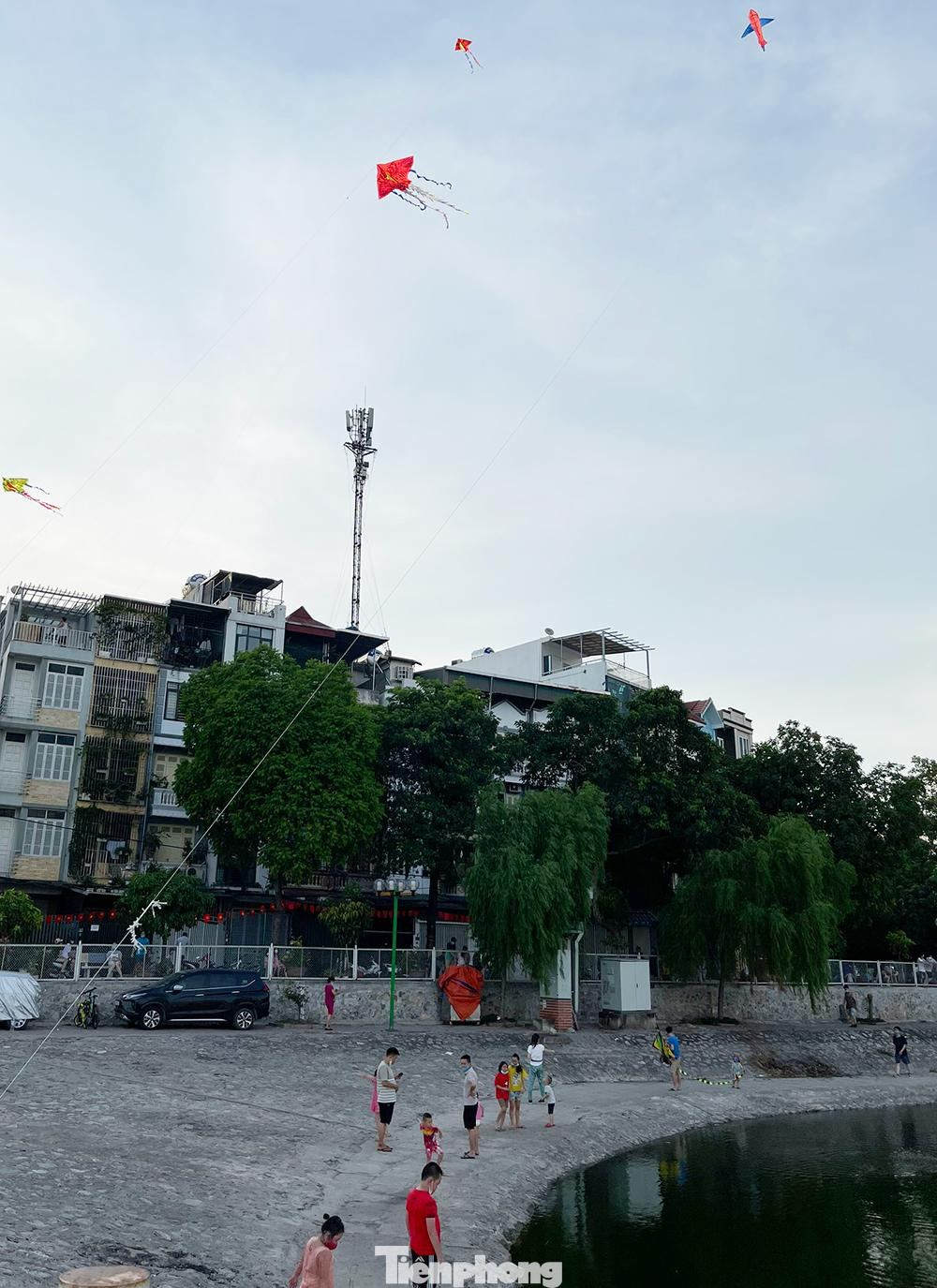 Khu vực hồ là nơi hóng gió, tập thể dục thể thao nhưng trong thời điểm hiện tại, dịch Covid-19 đang diễn biến phức tạp chúng ta cùng chung tay nâng cao ý thức đẩy lùi Covid-19.