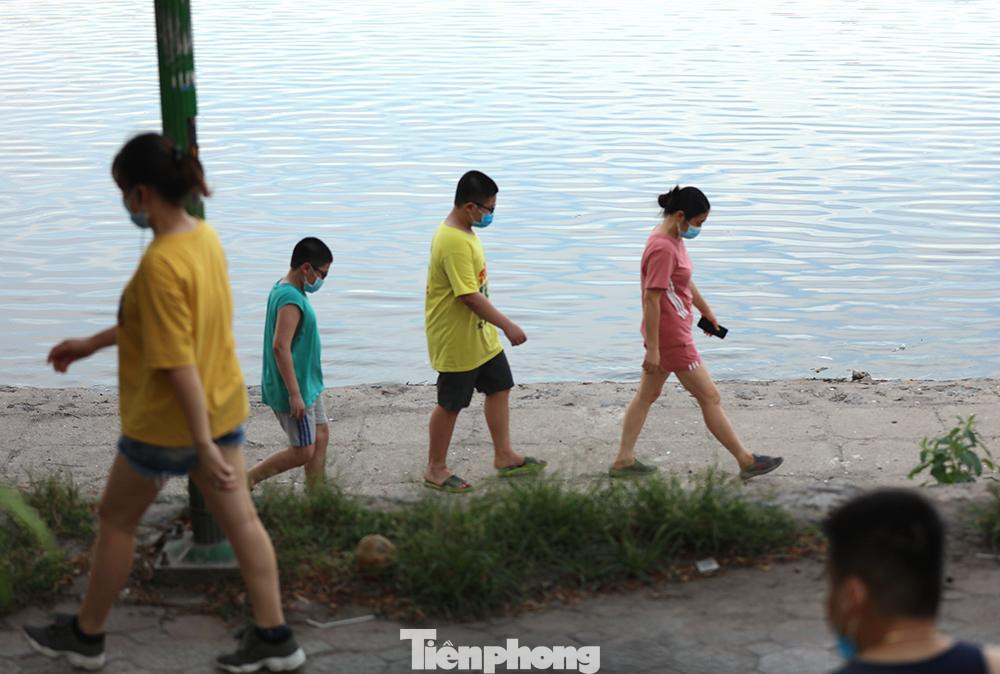 UBND TP Hà Nội ra thông báo cấm các hoạt động thể thao, sự kiện tập trung đông người từ đầu tháng 5 nhưng ghi nhận tại hồ đầm Hồng vẫn đông đúc người đi bộ, đạp xe , câu cá lẫn thả diều.