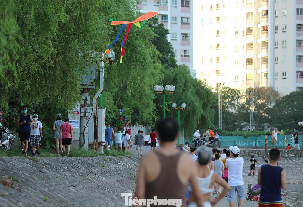 Ở một góc hồ có đến hàng trăm người dân đổ ra thả diều, tập thể dục,...tại đây tạo ra cảnh tượng đông vui như hội.