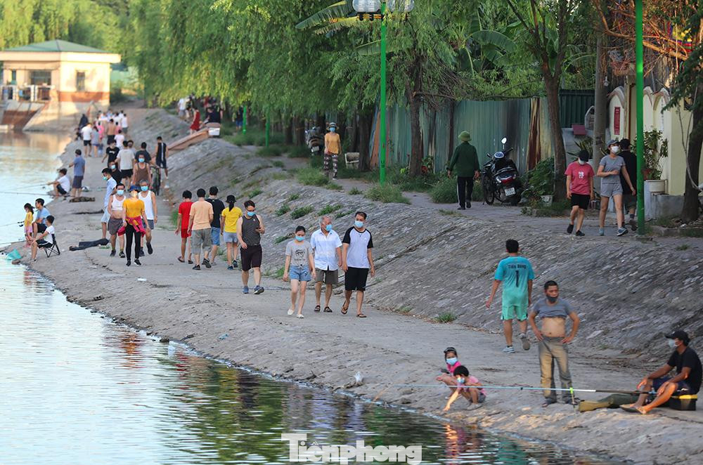 Vào 17g chiều 30/5 ,quanh khu vực đầm Hồng, quận Thanh Xuân, người dân đi dạo, tập thể dục, thể thao rất đông