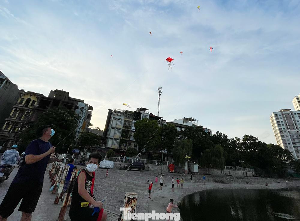 Người dân cố tình tập trung thả diều, tập thể dục ngay giữa mùa dịch. Thiết nghĩ, chính quyền địa phương cần xử lý quyết liệt hơn nữa, thực hiện nghiêm túc chỉ đạo của UBND Thành phố Hà Nội để góp phần ngăn chặn sự lây lan của dịch Covid-19 trong cộng đồng