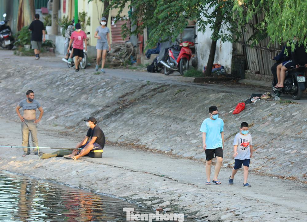 "Chúng tôi biết là cấm nhưng ở nhà bí bách quá không chịu được đành phải ra hồ hóng gió mát. Mình thì đeo khẩu trang nhưng cũng có ít người không đeo nên cũng thấy lo lắng" - ông Thanh (P. Khương Trung, nhà gần hồ đầm Hồng) - nói.