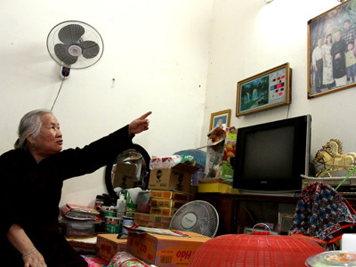 Bà Nguyễn Thị Bích Lộc khoe những tấm hình tại nhà riêng. Ảnh: Xuân Tùng. Bà Nguyễn Thị Bích Lộc khoe những tấm hình tại nhà riêng. Ảnh: Xuân Tùng