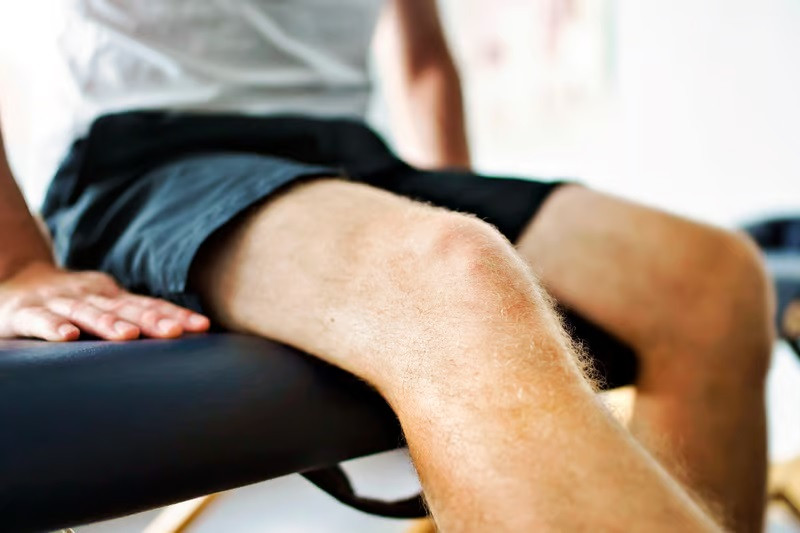 Bệnh thoái hóa khớp gối (KOA) dẫn đến đau, cứng và giảm khả năng vận động, ảnh hưởng đáng kể đến các hoạt động hàng ngày. Bệnh thoái hóa khớp gối (KOA) dẫn đến đau, cứng và giảm khả năng vận động, ảnh hưởng đáng kể đến các hoạt động hàng ngày.