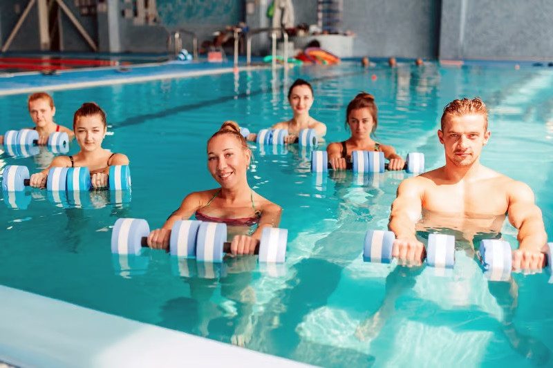 Các bài tập dưới nước có thể cải thiện sức khỏe thể chất và tinh thần. Các bài tập dưới nước có thể cải thiện sức khỏe thể chất và tinh thần.