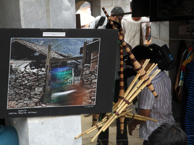 Nhưng tiếng khèn, điệu nhảy của chàng trai người H'mông lại thiếu ở chợ