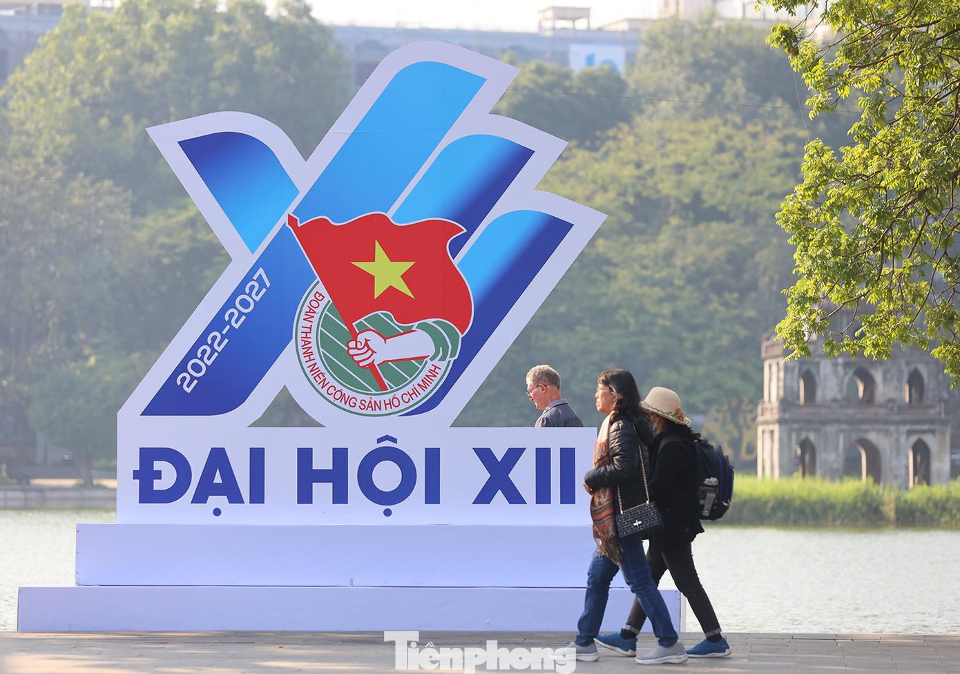 Logo Đại hội đại biểu toàn quốc Đoàn TNCS Hồ Chí Minh lần thứ XII đặt trên phố Đinh Tiên Hoàng - Hoàn Kiếm - Hà Nội