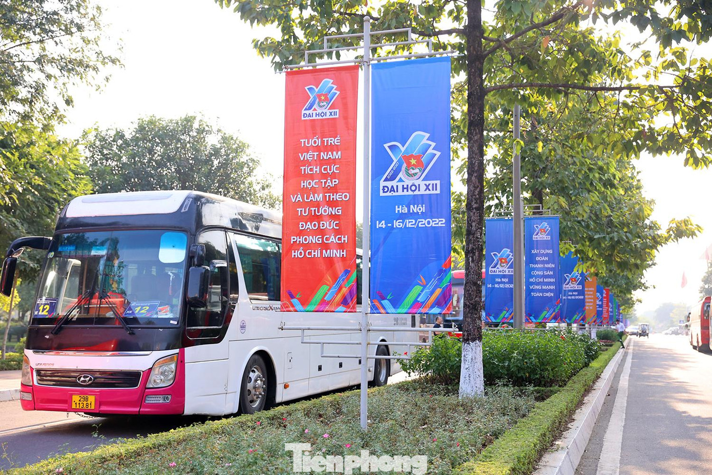 Cờ phướn treo dọc con đường vào Trung tâm Hội nghị Quốc gia