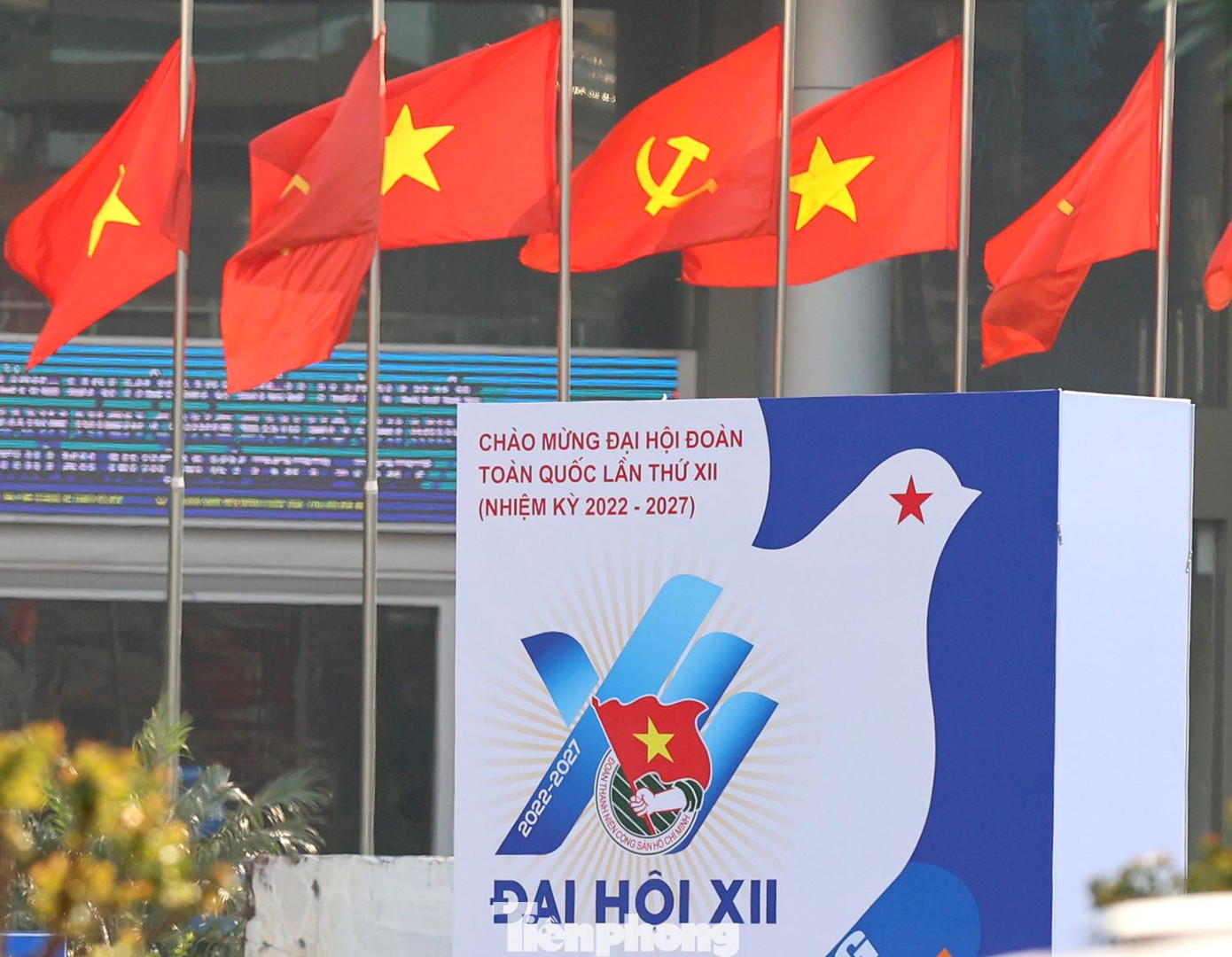 Pano khổ lớn được đặt ngay phía cổng ra vào Bộ Khoa học và Công nghệ