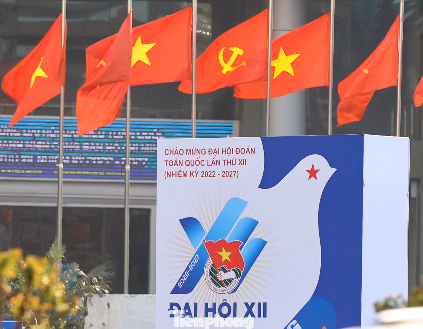Pano khổ lớn được đặt ngay phía cổng ra vào Bộ Khoa học và Công nghệ