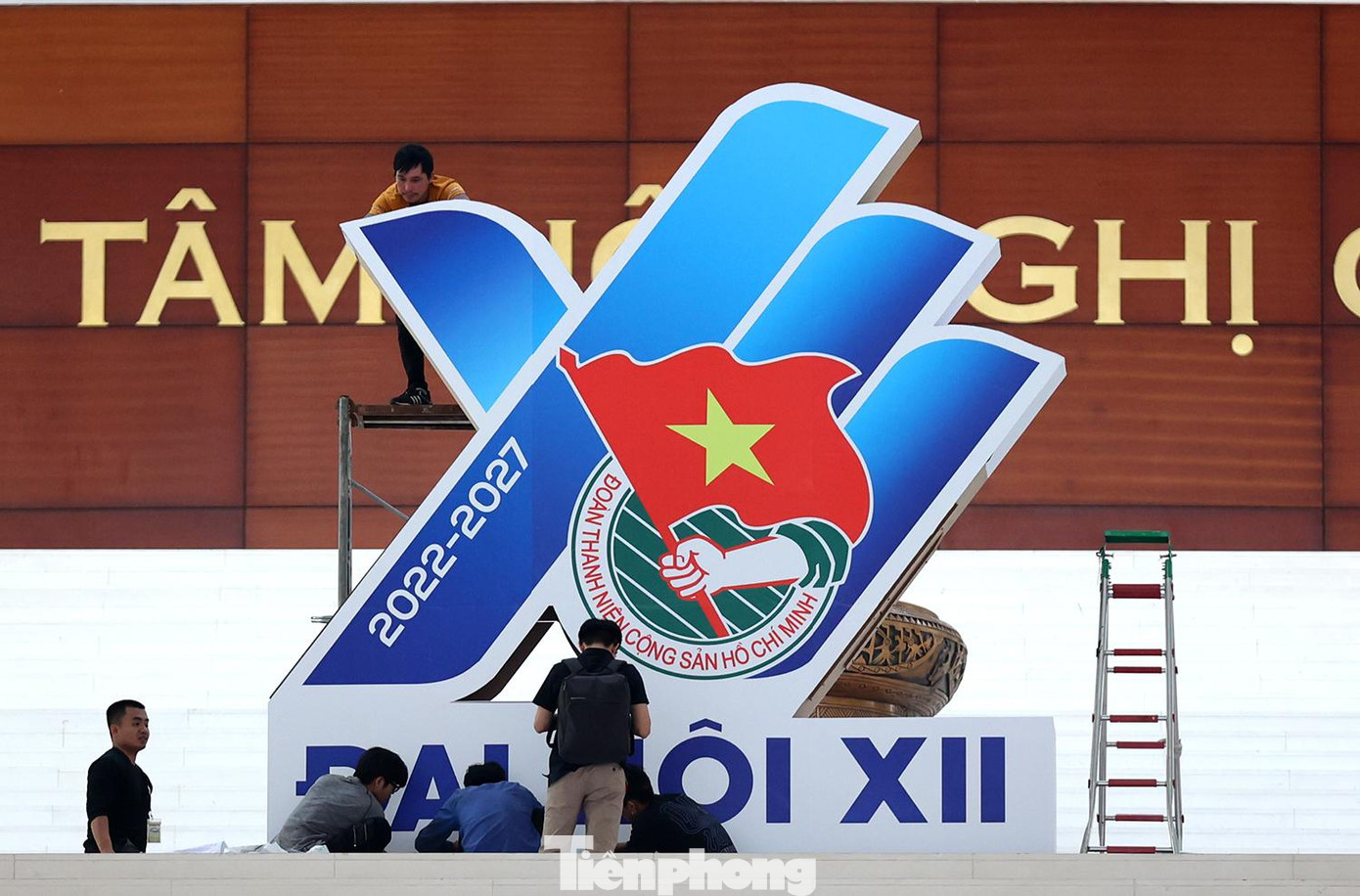 Cụm Pano khổ lớn được đặt chính giữa