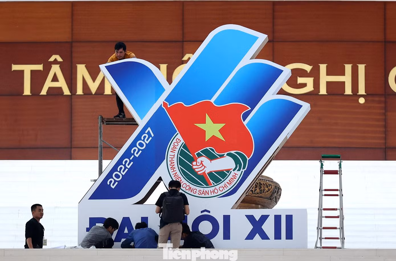 Cụm Pano khổ lớn được đặt chính giữa