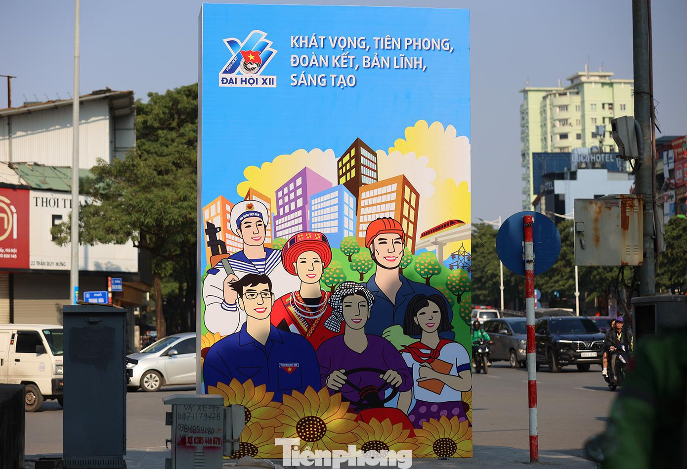 Trên khắp các con phố lớn đều xuất hiện những pano khẩu hiệu tuyên truyền về Đại hội Đoàn toàn quốc XII