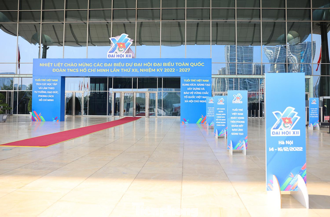 Cổng chào tại Trung tâm Hội nghị nơi sắp diễn ra Đại hội được trang hoàng bắt mắt