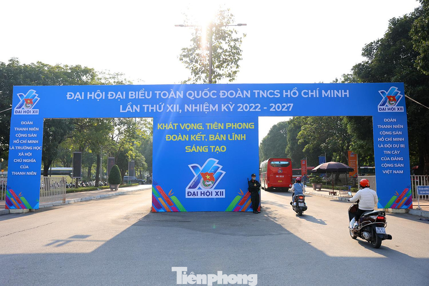 Pano khổ lớn ngay tại cổng vào Trung tâm Hội nghị Quốc gia trên đường Phạm Hùng