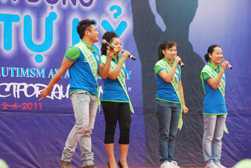 Văn nghệ tại chương trình