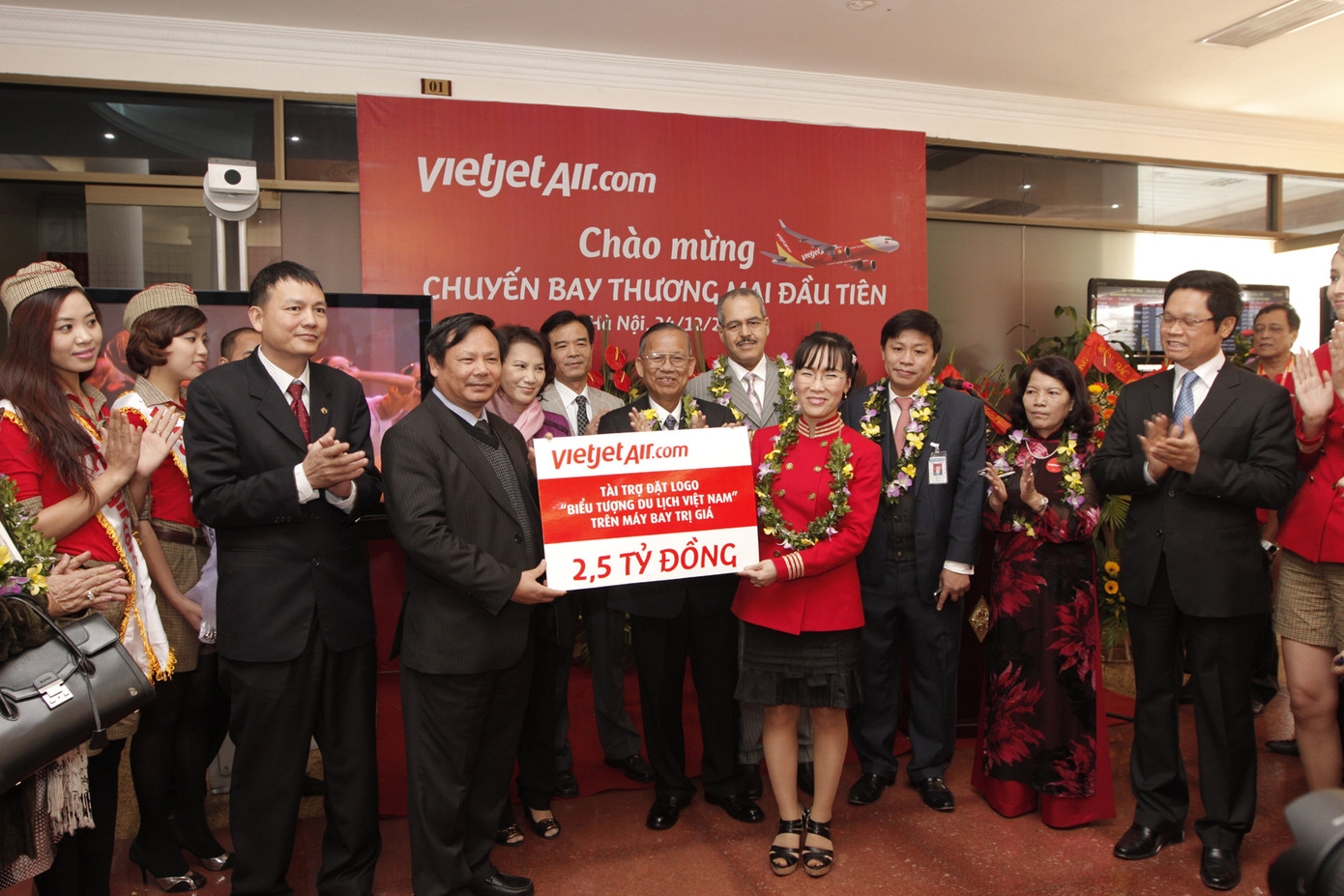 Ông Nguyễn Văn Tuấn, Tổng cục trưởng VNAT đón nhận bản cam kết tài trợ đặt logo biểu tượng du lịch Việt Nam từ VietJetAir