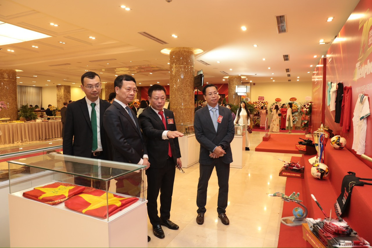 Ông Nguyễn Mạnh Hùng - Ủy viên Trung ương Đảng, Bộ trưởng Bộ Thông tin và Truyền thông, tham quan khu triển lãm của báo Tiền Phong.