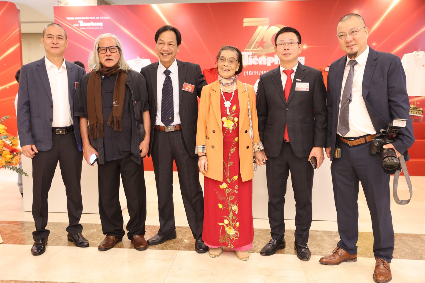 Các đồng chí nguyên cán bộ báo Tiền Phong cùng lãnh đạo báo Tiền Phong chụp hình lưu niệm.