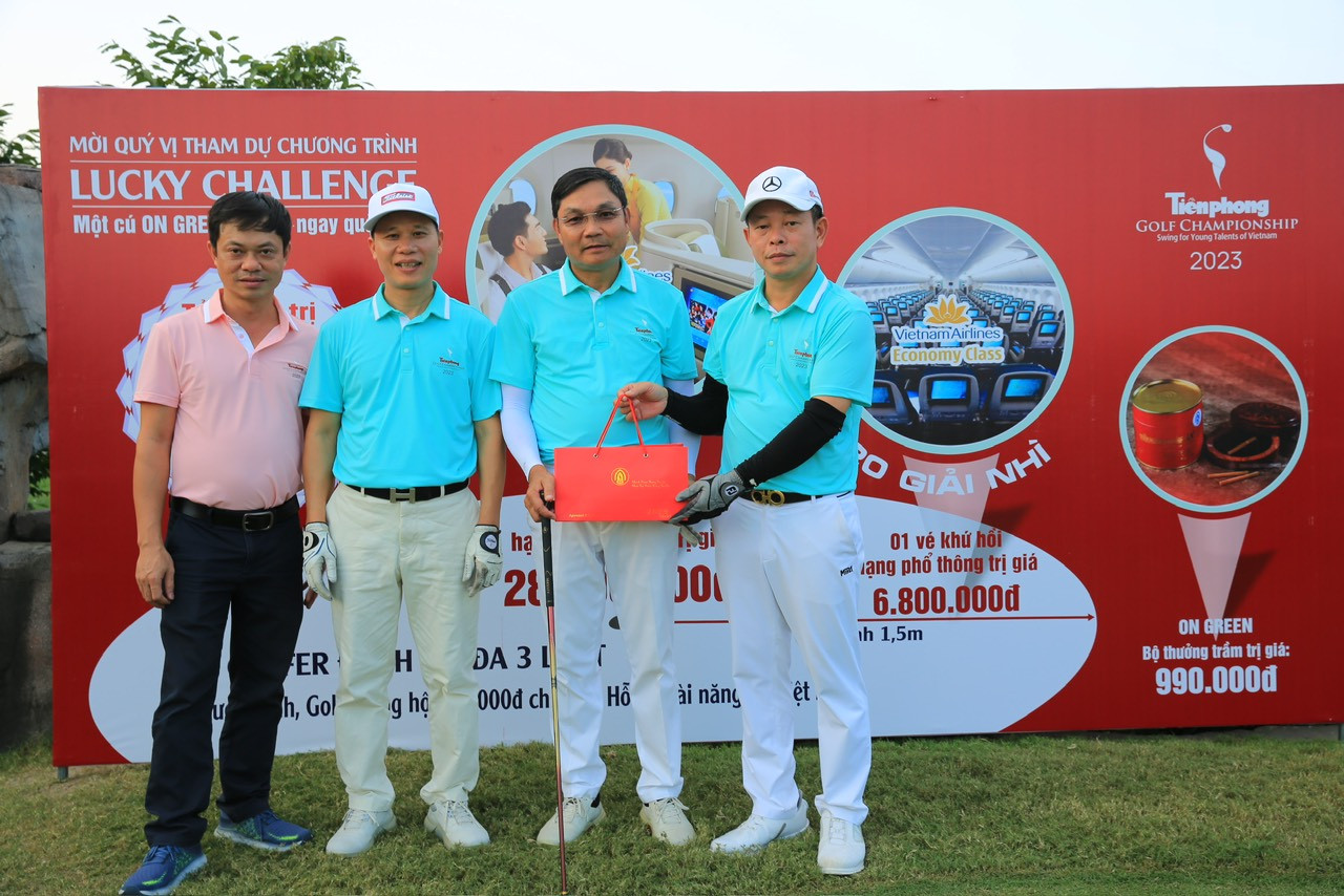 Đại diện Ban tổ chức Tiền Phong Golf Championship trao thưởng golfer phát bóng lên on green của hố 19, với phần thưởng là bộ thưởng trầm của Công ty Trầm hương Khánh Hòa trị giá 990.000 đồng. Đại diện Ban tổ chức Tiền Phong Golf Championship trao thưởng golfer phát bóng lên on green của hố 19, với phần thưởng là bộ thưởng trầm của Công ty Trầm hương Khánh Hòa trị giá 990.000 đồng.