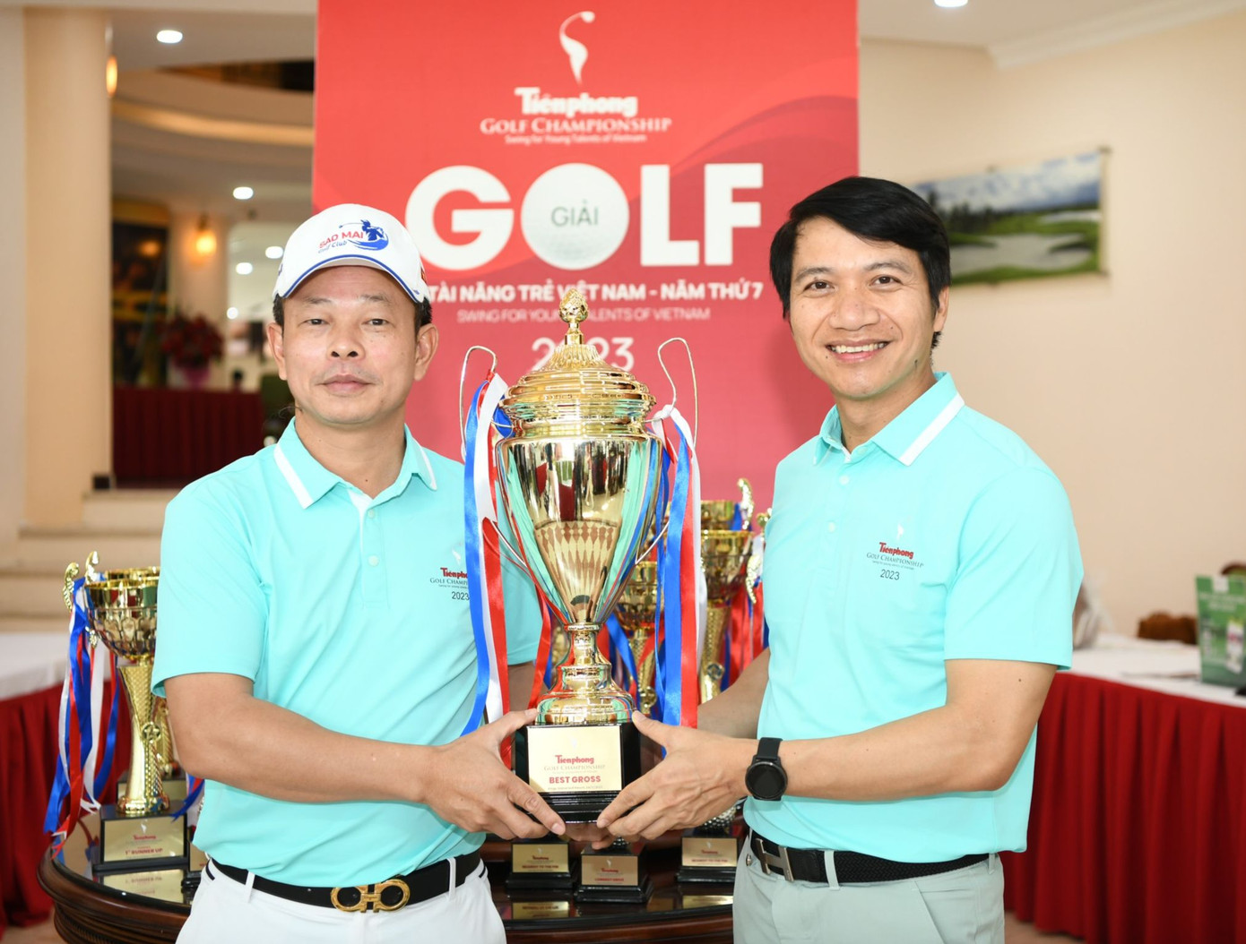 Anh Nguyễn Ngọc Lương - Bí thư Thường trực Trung ương Đoàn, Chủ tịch Trung ương Hội LHTN Việt Nam (bìa phải) động viên Ban tổ chức và các golfer dự Tiền Phong Golf Championship. Anh Nguyễn Ngọc Lương - Bí thư Thường trực Trung ương Đoàn, Chủ tịch Trung ương Hội LHTN Việt Nam (bìa phải) động viên Ban tổ chức và các golfer dự Tiền Phong Golf Championship.