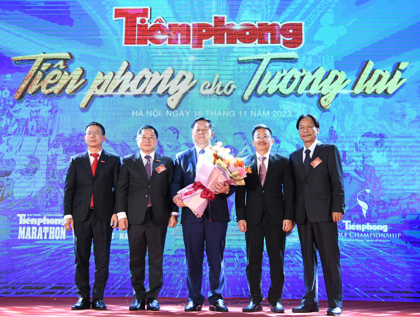 Ban Biên tập báo Tiền Phong chụp hình lưu niệm cùng Bí thư T.Ư Đảng – Trưởng ban Tuyên giáo T.Ư Nguyễn Trọng Nghĩa.