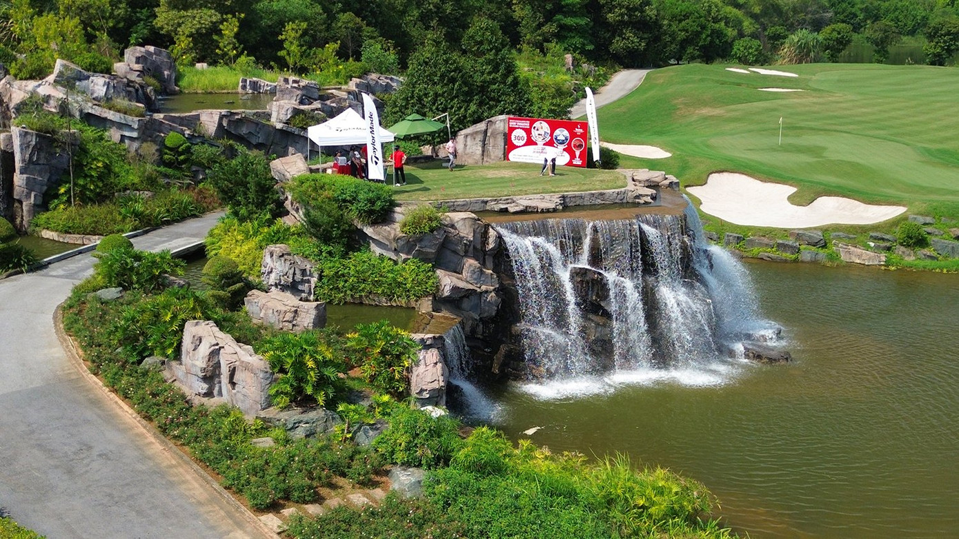 Hố số 19 được Ban tổ chức Tiền Phong Golf Championship 2023 sử dụng cho chương trình “Lucky Challenge - Một cú lên on trúng ngay giải thưởng”. Hố số 19 được Ban tổ chức Tiền Phong Golf Championship 2023 sử dụng cho chương trình “Lucky Challenge - Một cú lên on trúng ngay giải thưởng”.