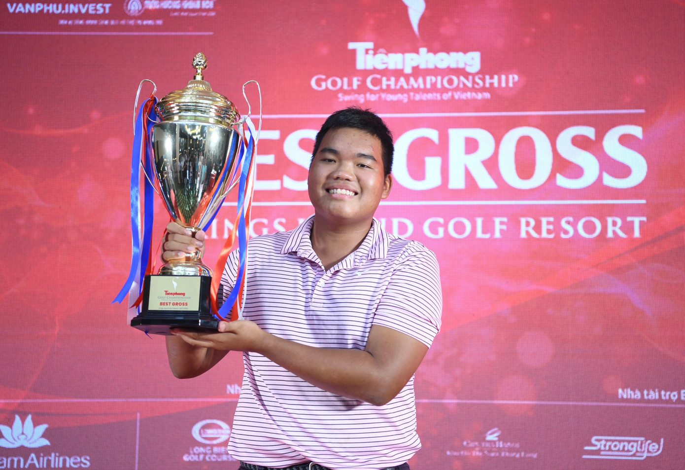 Nguyễn Đức Sơn vô địch Tiền Phong Golf Championship 2023. Ảnh: Như Ý Nguyễn Đức Sơn vô địch Tiền Phong Golf Championship 2023. Ảnh: Như Ý