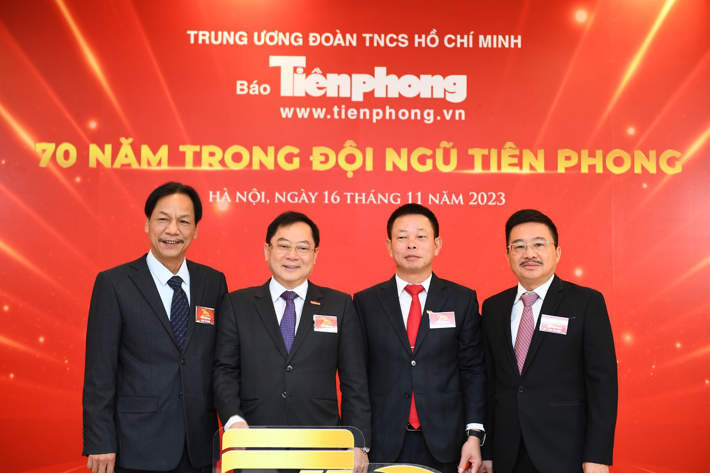 Ban Biên tập báo Tiền Phong tại lễ kỷ niệm.