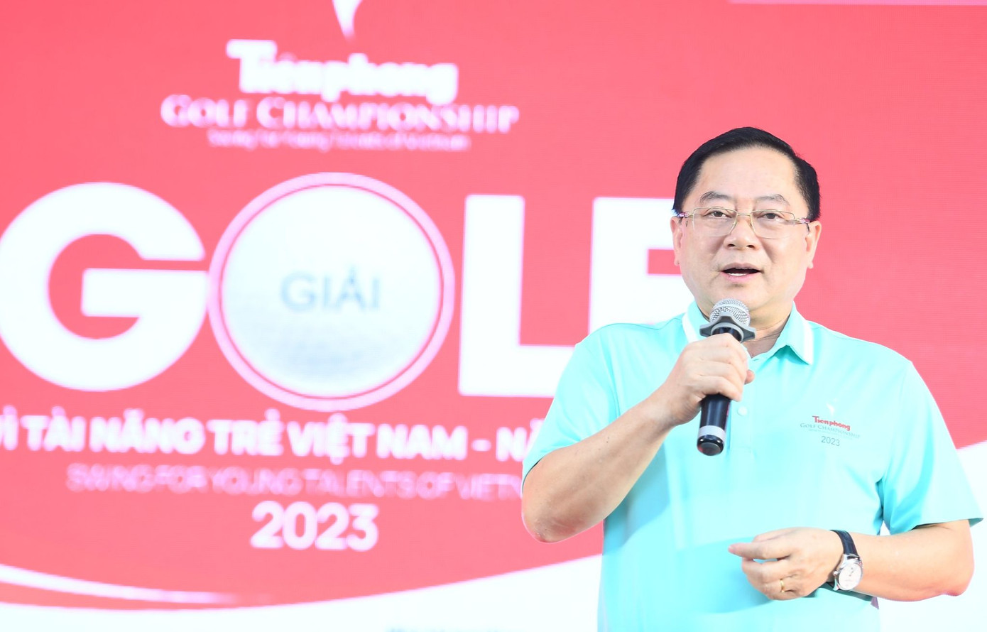 Nhà báo Lê Xuân Sơn - Tổng biên tập báo Tiền Phong, Giám đốc Quỹ Hỗ trợ Tài năng trẻ Việt Nam, Trưởng Ban tổ chức giải. Nhà báo Lê Xuân Sơn - Tổng biên tập báo Tiền Phong, Giám đốc Quỹ Hỗ trợ Tài năng trẻ Việt Nam, Trưởng Ban tổ chức giải.