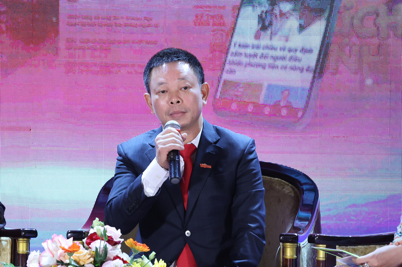 Nhà báo Phùng Công Sưởng - Phó Tổng biên tập báo Tiền Phong.