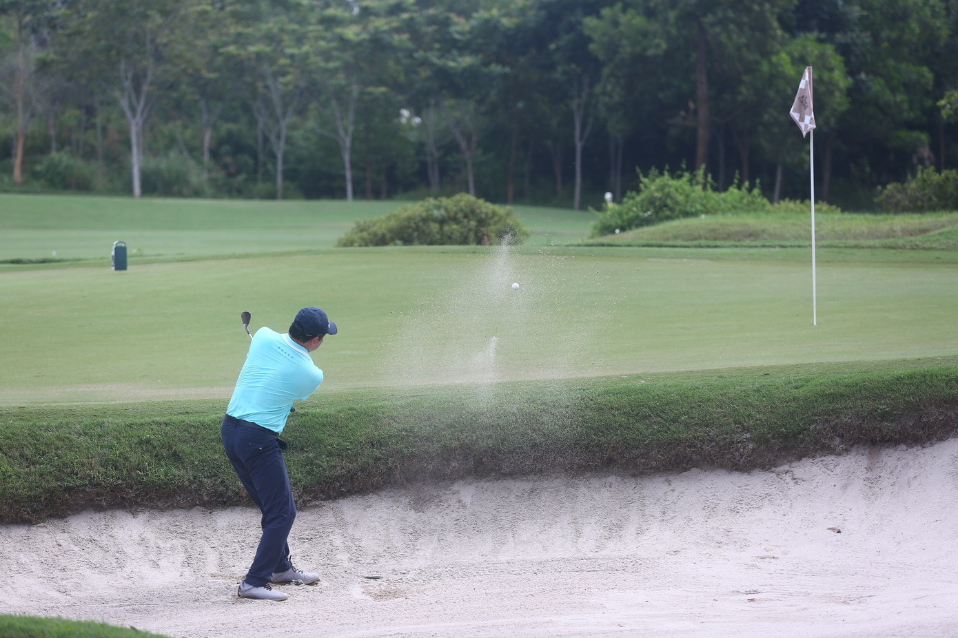 Trong số kỹ thuật đánh golf, đánh cát là kỹ thuật khó, luôn thách thức trình độ golfer. Tuy nhiên, golfer nào sở hữu cú đánh cát điêu luyện luôn nắm lợi thế trên sân và tạo ra sự chuyên nghiệp trong mắt đối thủ. Trong số kỹ thuật đánh golf, đánh cát là kỹ thuật khó, luôn thách thức trình độ golfer. Tuy nhiên, golfer nào sở hữu cú đánh cát điêu luyện luôn nắm lợi thế trên sân và tạo ra sự chuyên nghiệp trong mắt đối thủ.