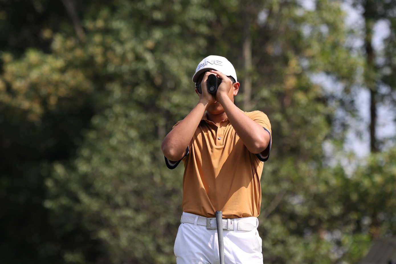 Sử dụng thiết bị đo khoảng cách (Distance Measuring Devices) cho phép golfer biết cách điều chỉnh chính xác từ vị trí bóng golf đến hố golf có gắn cờ, độ dốc của địa hình sân. Các máy đo khoảng cách phổ biến hiện nay phải kể đến laser rangefinder hay GPS. Sử dụng thiết bị đo khoảng cách (Distance Measuring Devices) cho phép golfer biết cách điều chỉnh chính xác từ vị trí bóng golf đến hố golf có gắn cờ, độ dốc của địa hình sân. Các máy đo khoảng cách phổ biến hiện nay phải kể đến laser rangefinder hay GPS.