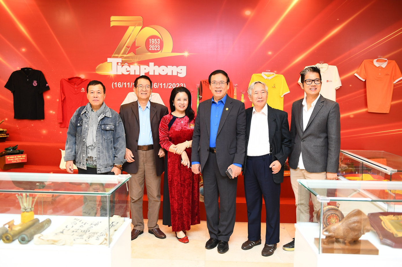 Các đồng chí nguyên lãnh đạo báo Tiền Phong và Sinh viên Việt Nam nhiều thời kỳ chụp hình lưu niệm tại lễ kỷ niệm.