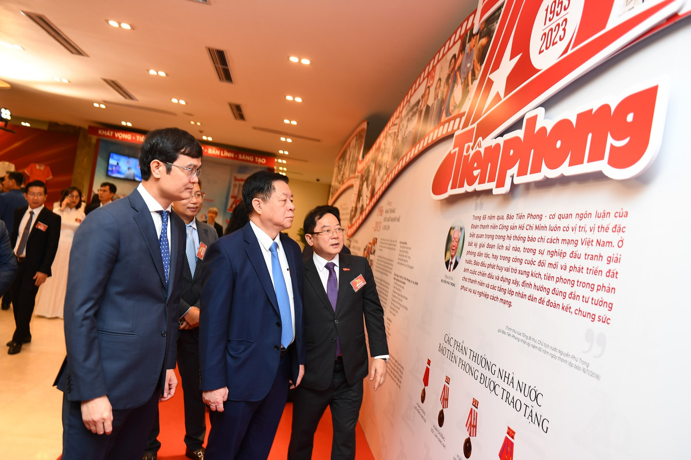 Bí thư Trung ương Đảng, Trưởng ban Tuyên giáo Trung ương Nguyễn Trọng Nghĩa và Ủy viên dự khuyết Trung ương Đảng, Bí thư thứ nhất Trung ương Đoàn Bùi Quang Huy tham quan &quot;Bức tường lịch sử&quot; báo Tiền Phong.