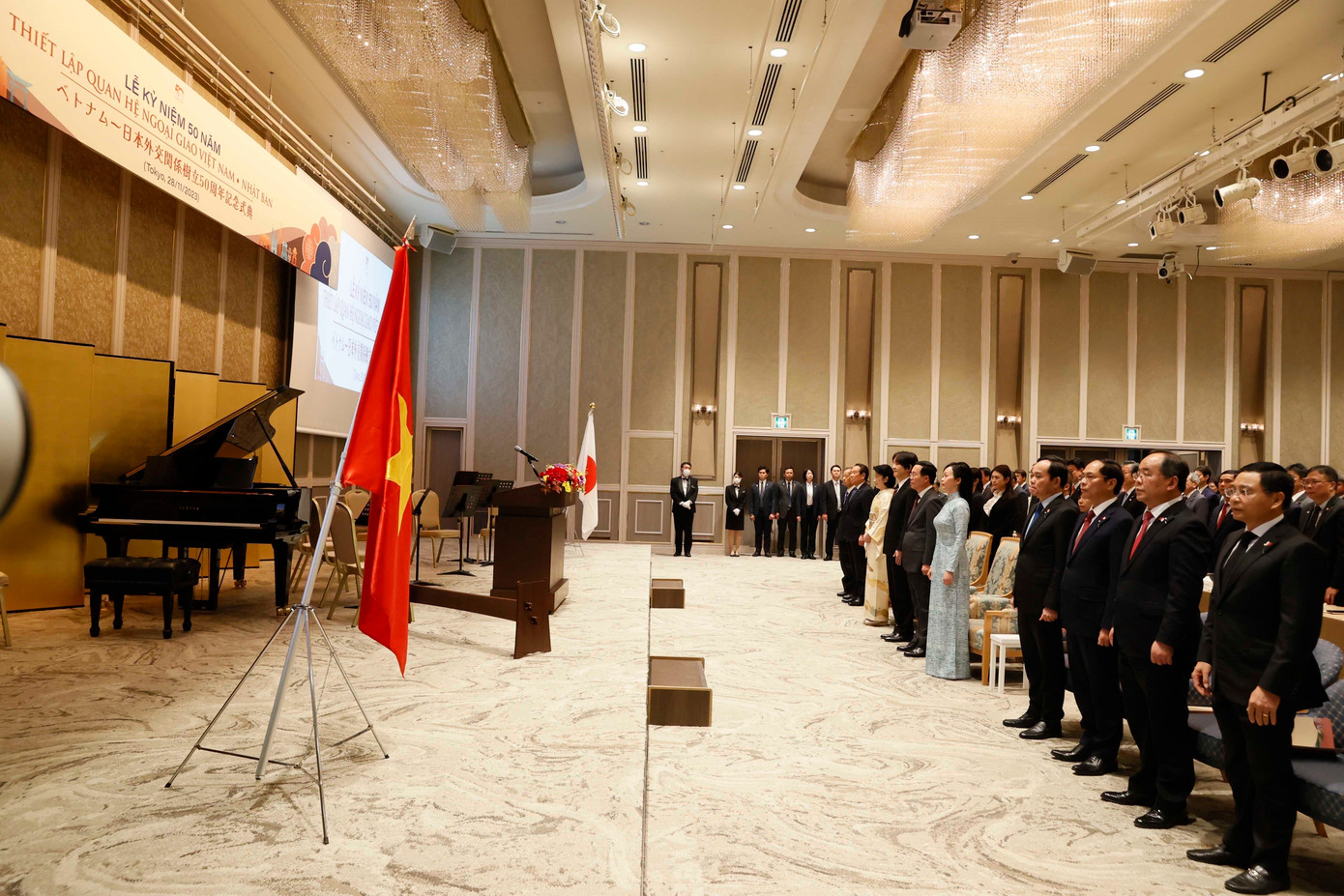 Chủ tịch nước Võ Văn Thưởng và Phu nhân cùng Hoàng Thái tử Akishino và Công nương với các đại biểu 2 nước thực hiện nghi lễ chào cờ. (Ảnh: Thống Nhất/TTXVN)