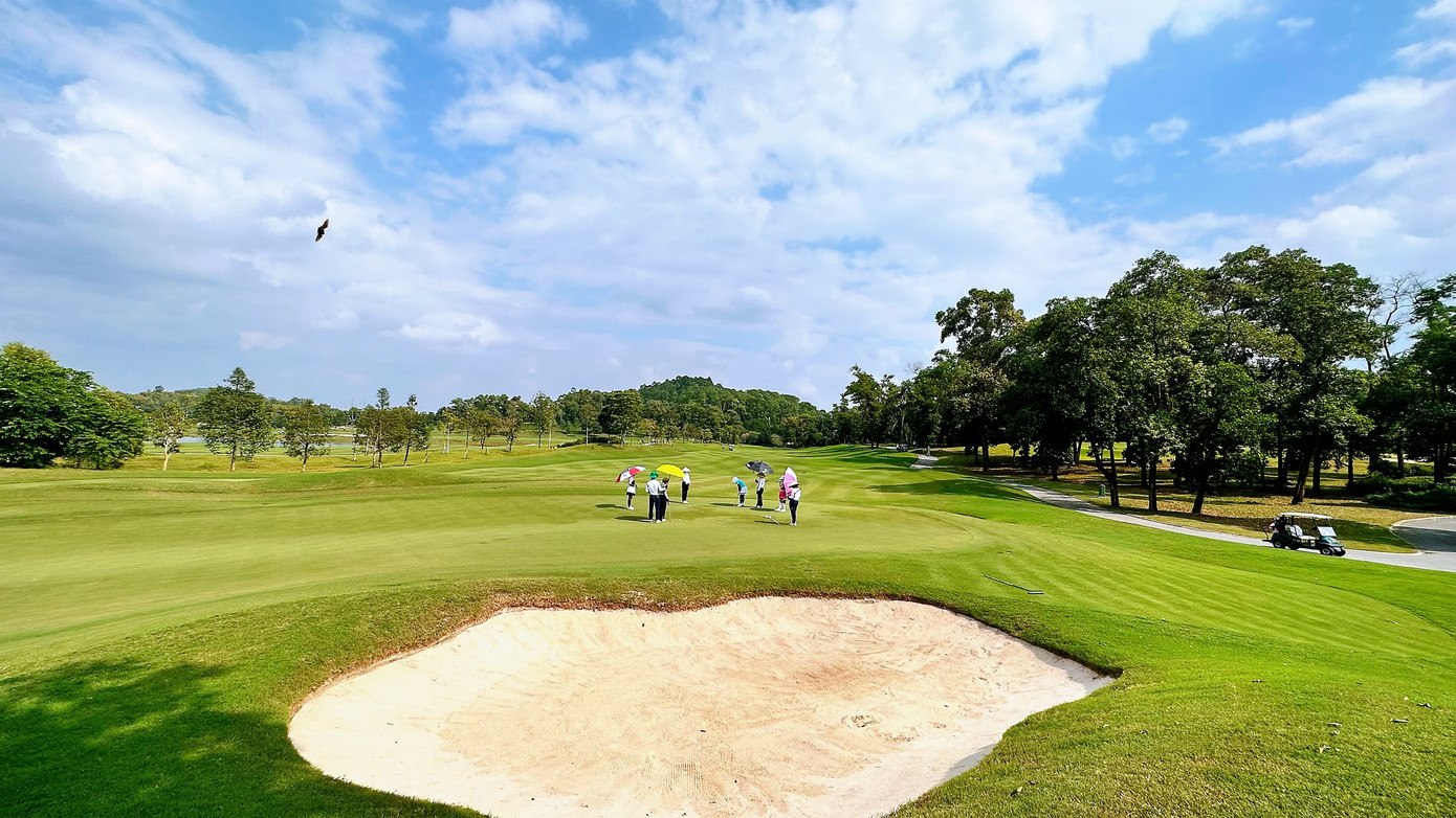 Với thiết kế đầy thử thách và sáng tạo, trải dài trên sườn đồi dưới chân núi Ba Vì và uốn lượn theo hồ Đồng Mô, Kings Course hứa hẹn là một thử thách thú vị cho các golfer tham gia tranh tài. Với thiết kế đầy thử thách và sáng tạo, trải dài trên sườn đồi dưới chân núi Ba Vì và uốn lượn theo hồ Đồng Mô, Kings Course hứa hẹn là một thử thách thú vị cho các golfer tham gia tranh tài.