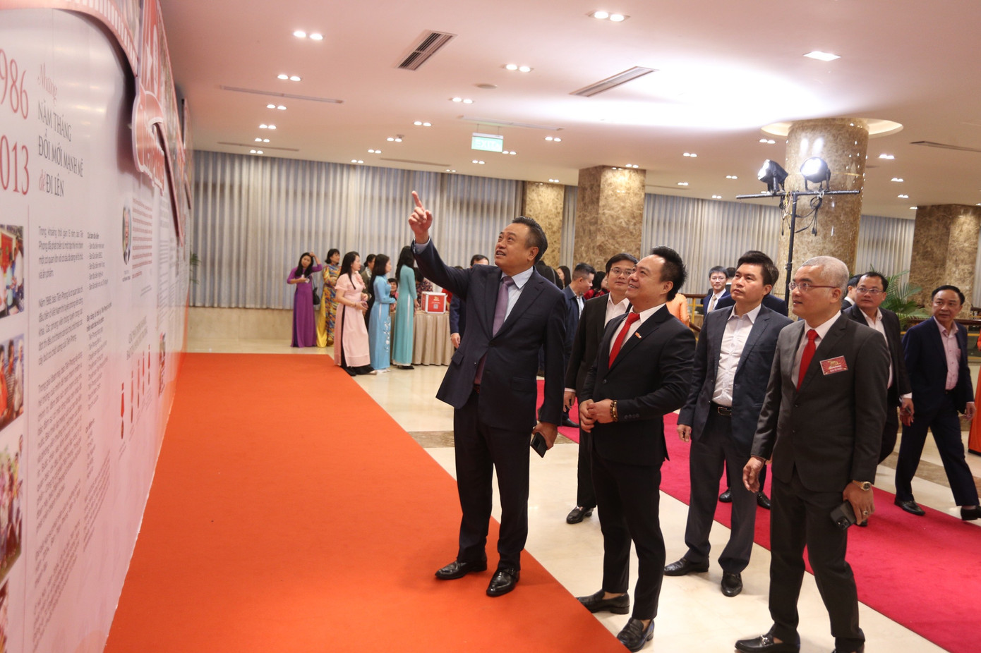 Ông Trần Sỹ Thanh - Ủy viên Trung ương Đảng, Chủ tịch UBND thành phố Hà Nội, tham quan &quot;Bức tường lịch sử&quot; của báo Tiền Phong.