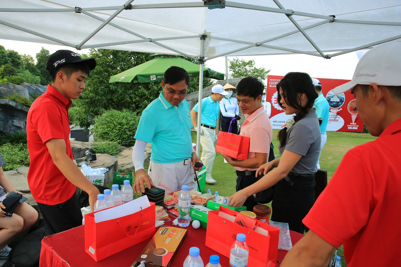 Đại diện Ban tổ chức Tiền Phong Golf Championship trao thưởng golfer phát bóng lên on green của hố 19, với phần thưởng là bộ thưởng trầm của Công ty Trầm hương Khánh Hòa trị giá 990.000 đồng. Đại diện Ban tổ chức Tiền Phong Golf Championship trao thưởng golfer phát bóng lên on green của hố 19, với phần thưởng là bộ thưởng trầm của Công ty Trầm hương Khánh Hòa trị giá 990.000 đồng.