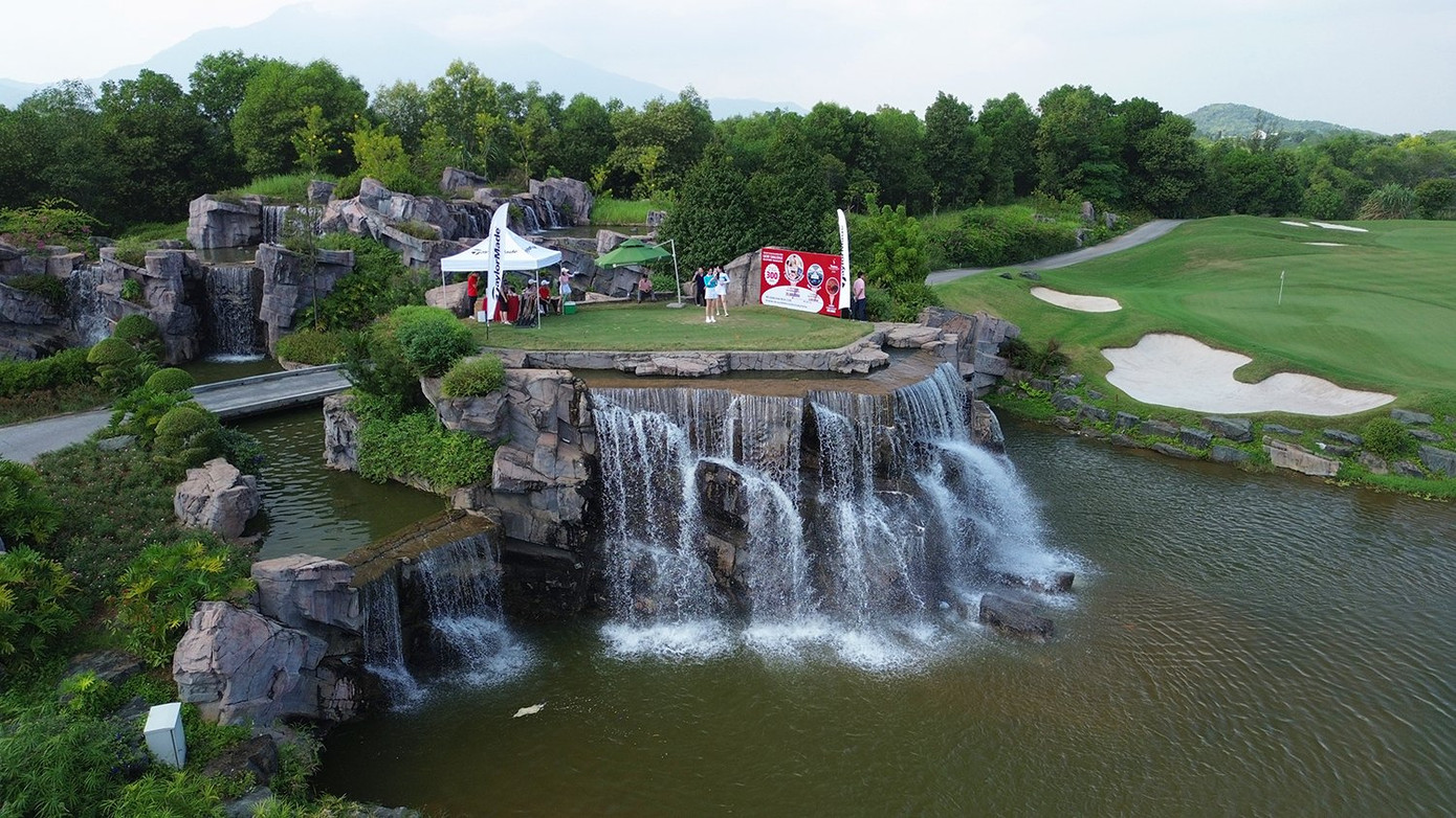 Các golfer tham gia với tinh thần tự nguyện. Không chỉ có thêm trải nghiệm ở hố golf đặc biệt này, các golfer còn chung tay góp sức giúp phát triển Quỹ Hỗ trợ Tài năng trẻ Việt Nam. Các golfer tham gia với tinh thần tự nguyện. Không chỉ có thêm trải nghiệm ở hố golf đặc biệt này, các golfer còn chung tay góp sức giúp phát triển Quỹ Hỗ trợ Tài năng trẻ Việt Nam.