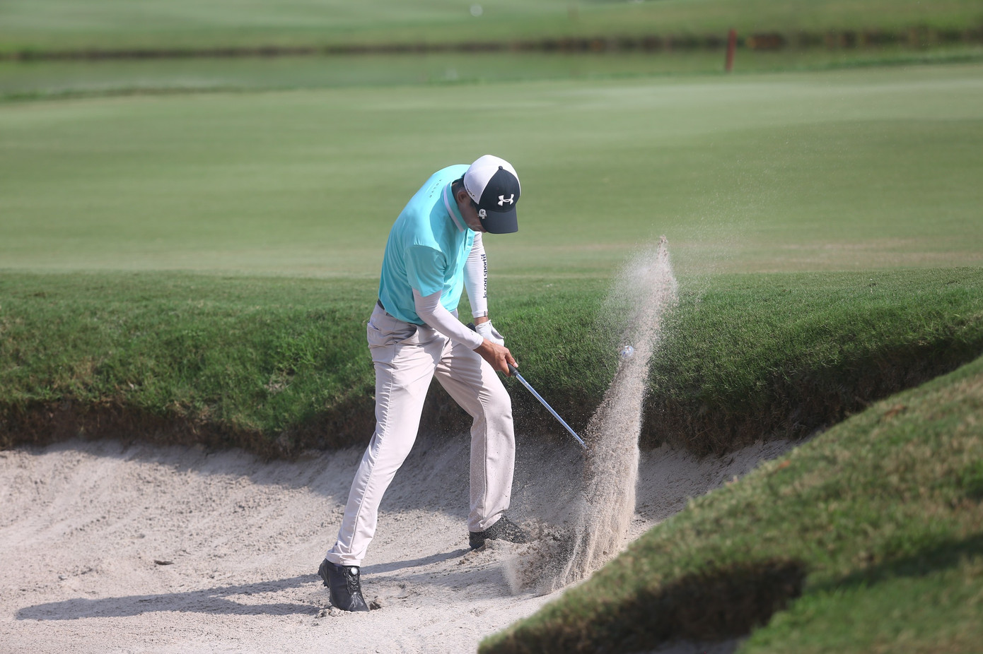 Những golfer chuyên nghiệp có thể đánh những cú lốp bóng rất dễ dàng vì họ hiểu và biết cách dùng cát như một lợi thế để đưa bóng bay lên chính xác. Những golfer chuyên nghiệp có thể đánh những cú lốp bóng rất dễ dàng vì họ hiểu và biết cách dùng cát như một lợi thế để đưa bóng bay lên chính xác.