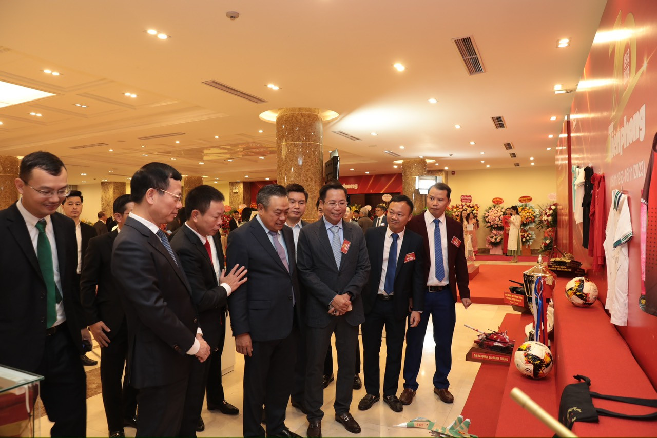 Ông Nguyễn Mạnh Hùng - Ủy viên Trung ương Đảng, Bộ trưởng Bộ Thông tin và Truyền thông, và ông Trần Sỹ Thanh - Ủy viên Trung ương Đảng, Chủ tịch UBND thành phố Hà Nội, tham quan khu triển lãm của báo Tiền Phong.
