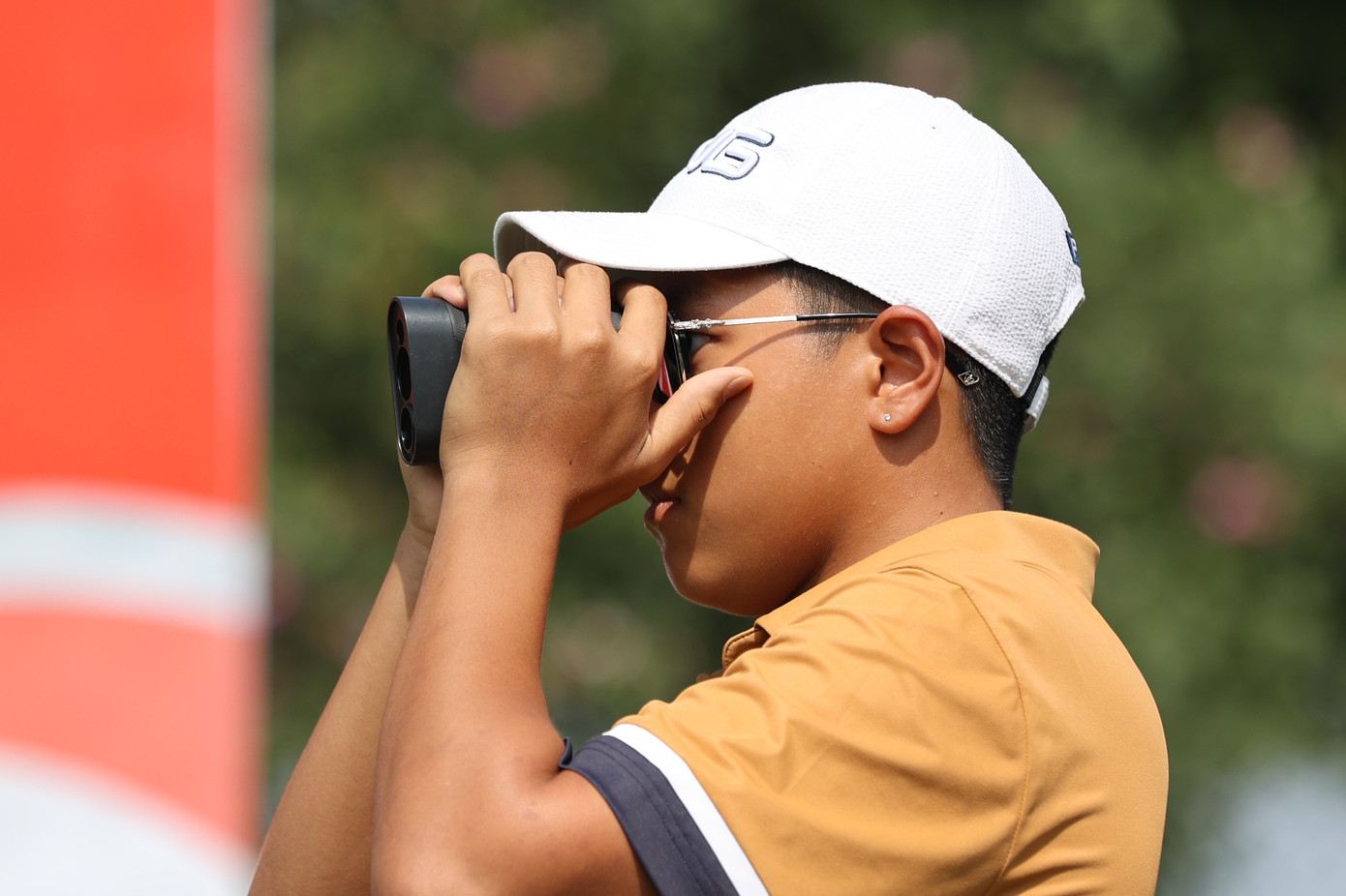 Sử dụng máy đo khoảng cách là cách dễ dàng để golfer xác định thông số địa hình và tự tin thực hiện, căn chỉnh các cú đánh. Đặc biệt là trong những giải đấu tại các sân golf mới mà các golfer chưa có cơ hội trải nghiệm trước đó. Sử dụng máy đo khoảng cách là cách dễ dàng để golfer xác định thông số địa hình và tự tin thực hiện, căn chỉnh các cú đánh. Đặc biệt là trong những giải đấu tại các sân golf mới mà các golfer chưa có cơ hội trải nghiệm trước đó.