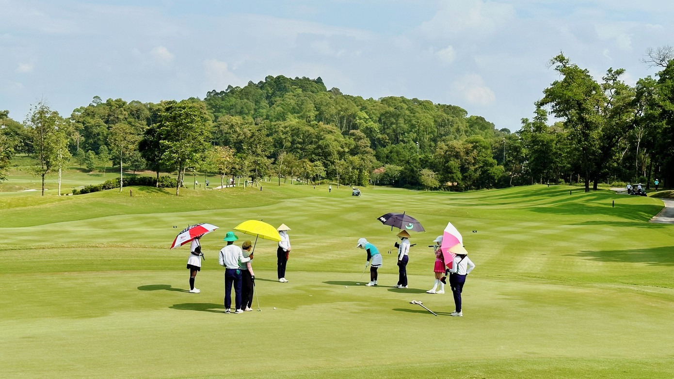 Sân Kings Course được thiết kế bởi Jack Nicklaus II, con trai cả và cũng là Chủ tịch Công ty Thiết kế sân golf hàng đầu thế giới Nicklaus Design do huyền thoại golf số 1 thế giới Jack Nicklaus sáng lập. Sân Kings Course được thiết kế bởi Jack Nicklaus II, con trai cả và cũng là Chủ tịch Công ty Thiết kế sân golf hàng đầu thế giới Nicklaus Design do huyền thoại golf số 1 thế giới Jack Nicklaus sáng lập.