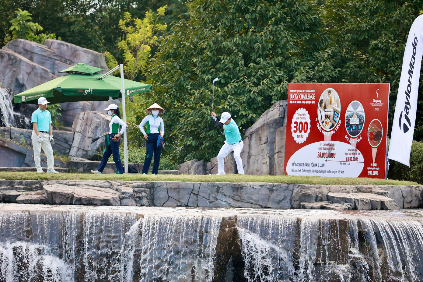 Đưa bóng xuống green là nhiệm vụ khá khó, nhưng rất đáng để các golfer thử thách bản thân. Đưa bóng xuống green là nhiệm vụ khá khó, nhưng rất đáng để các golfer thử thách bản thân.