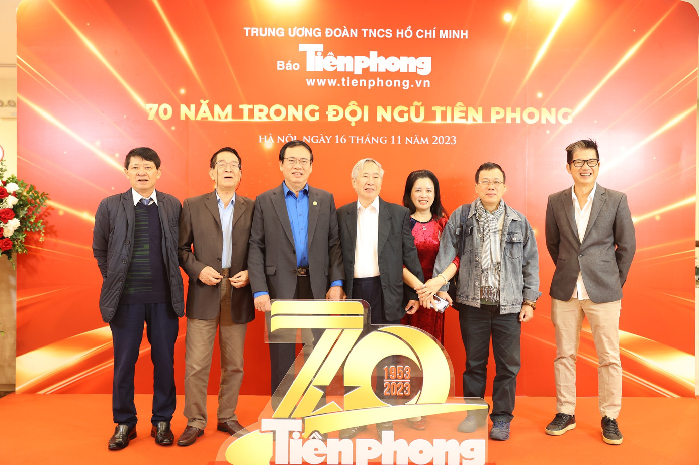 Các đồng chí nguyên lãnh đạo báo Tiền Phong và Sinh viên Việt Nam nhiều thời kỳ chụp hình lưu niệm tại lễ kỷ niệm.