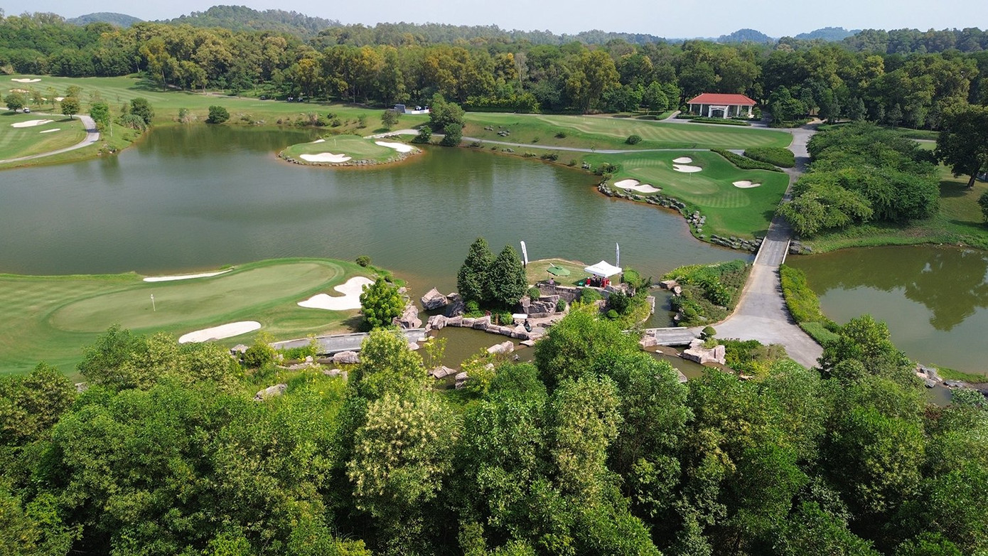 Không gian thoáng đãng, không khí trong lành, mát mẻ cùng cảnh quan thiên nhiên tuyệt đẹp khiến BRG Kings Island Golf Resort trở thành địa điểm hấp dẫn thu hút các golfer trong và ngoài nước đến chơi và thư giãn. Không gian thoáng đãng, không khí trong lành, mát mẻ cùng cảnh quan thiên nhiên tuyệt đẹp khiến BRG Kings Island Golf Resort trở thành địa điểm hấp dẫn thu hút các golfer trong và ngoài nước đến chơi và thư giãn.