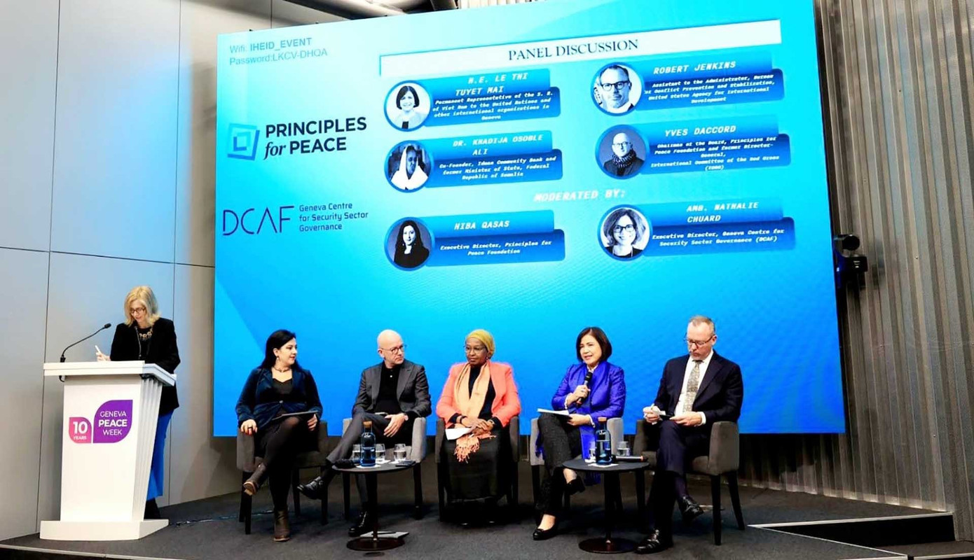 Đại sứ Lê Thị Tuyết Mai - Trưởng Phái đoàn đại diện thường trực Việt Nam tại Geneva (thứ hai từ phải sang) phát biểu tại Phiên cấp cao của Tuần lễ Hòa bình Geneva, ngày 2/11/2023. (Ảnh: TTXVN)