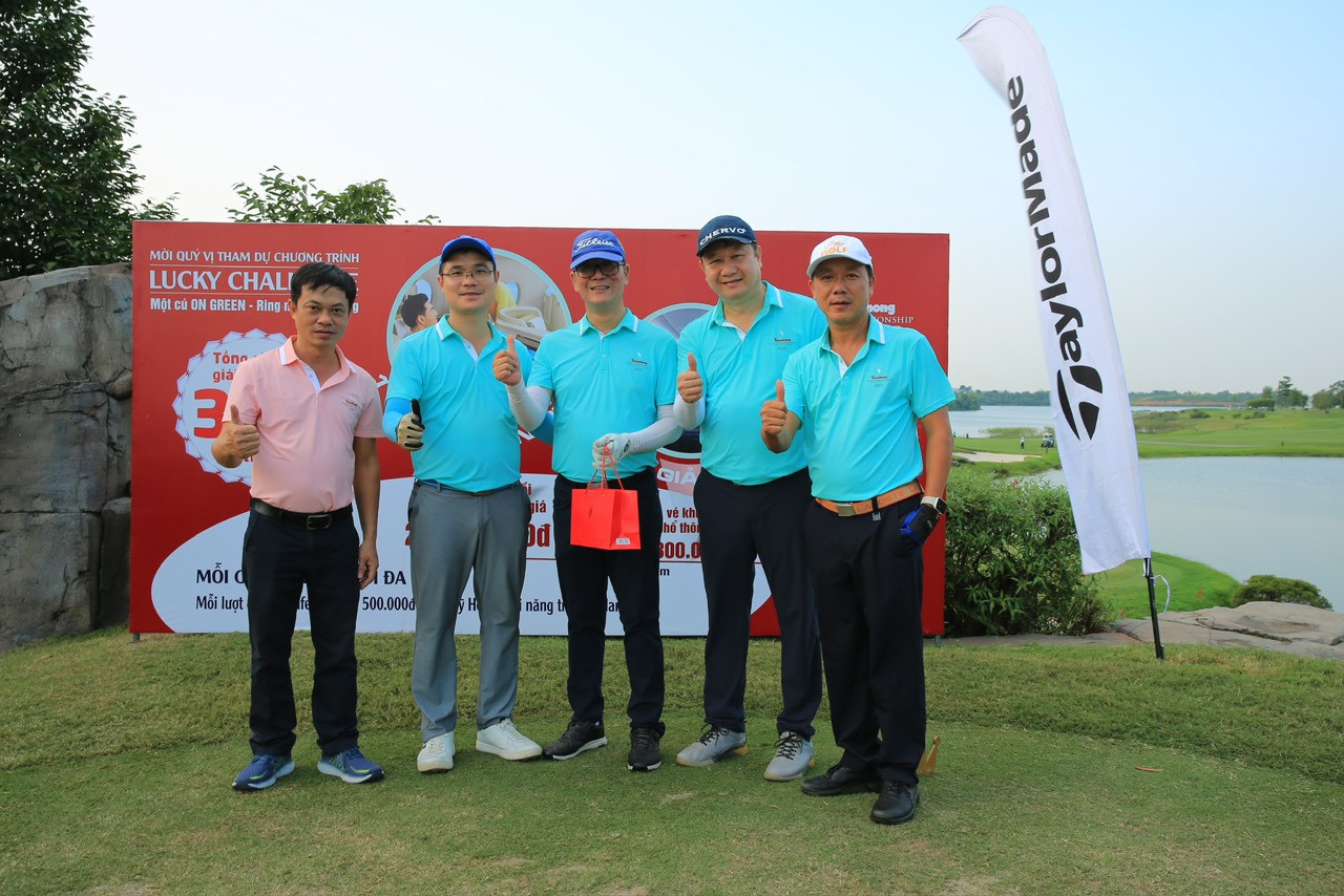 Đại diện Ban tổ chức Tiền Phong Golf Championship trao thưởng golfer phát bóng lên on green của hố 19, với phần thưởng là bộ thưởng trầm của Công ty Trầm hương Khánh Hòa trị giá 990.000 đồng. Đại diện Ban tổ chức Tiền Phong Golf Championship trao thưởng golfer phát bóng lên on green của hố 19, với phần thưởng là bộ thưởng trầm của Công ty Trầm hương Khánh Hòa trị giá 990.000 đồng.
